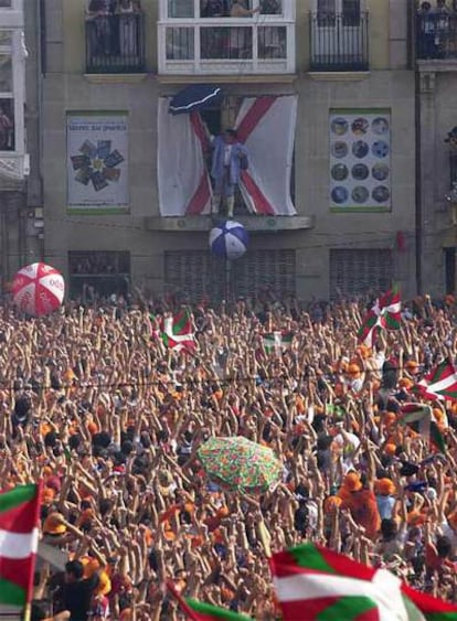 El Celedón, Gorka Ortiz de Urbina, se sumerge en la multitud para ir hasta la balconada de San Miguel.