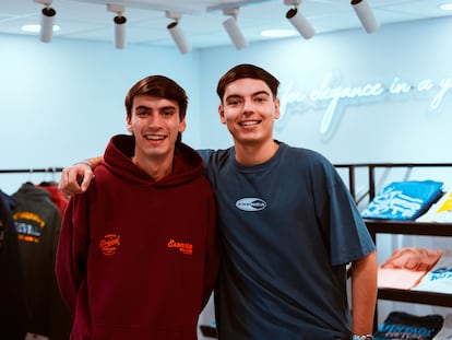 Carlos Guillén (izquierda) y Alessandro Ridolfi, creadores de la marca Esenzia, en su tienda de Sevilla.