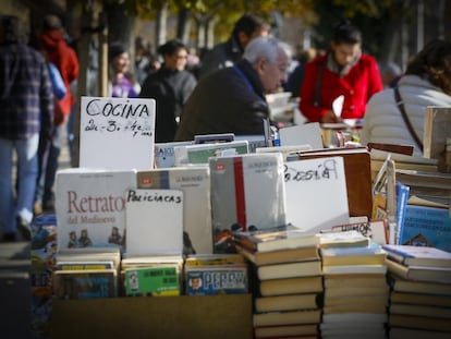 La cuesta de Moyano en Madrid llena de libros de ocasión.