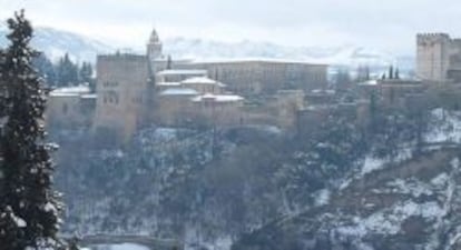 La Alhambra cubierta de nieve con Sierra Nevada al fondo ofrece una espectacular imagen de este monumento emblem&aacute;tico de Granada.