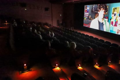 Espectadores viendo la película 'Uno para todos', en el Cine Catalunya de Terrassa.