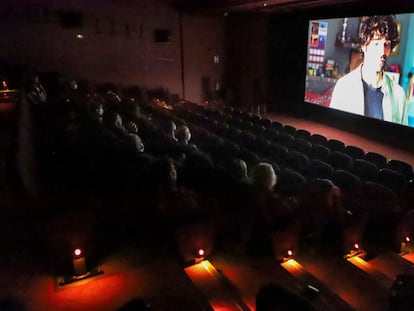 Espectadores viendo la película 'Uno para todos', en el Cine Catalunya de Terrassa.