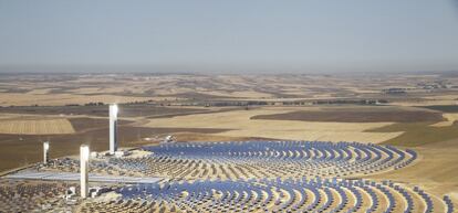 Instalaciones de energ&iacute;a solar de Abengoa en Sanlucar la Mayor.