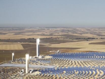 Instalaciones de energ&iacute;a solar de Abengoa en Sanlucar la Mayor.