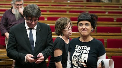 La portavoz de la CUP en el Parlament, Anna Gabriel, junto al presidente de la Generalitat catalana, Carles Puigdemont, el pasado 10 de octubre.