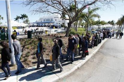 Parados hacen cola para registrarse en una feria de empleo en Miami la semana pasada.