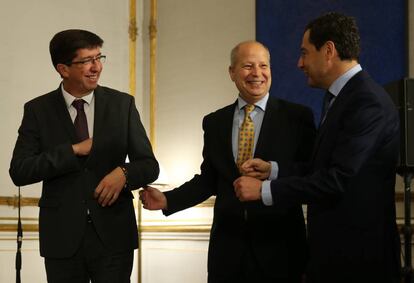 El presidente de la Junta y el vicepresidente, Juan Manuel Moreno y Juan Marín, junto al consejero de Educación, Javier Imbroda.