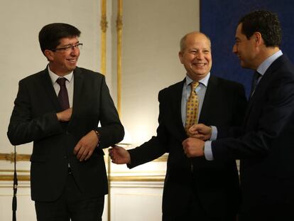 El presidente de la Junta y el vicepresidente, Juan Manuel Moreno y Juan Marín, junto al consejero de Educación, Javier Imbroda.