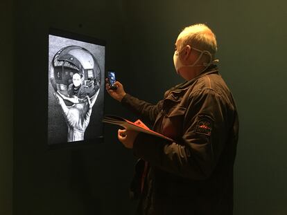 'Autorretrato con mano reflectante', una de las obras más destacadas de Escher. 

