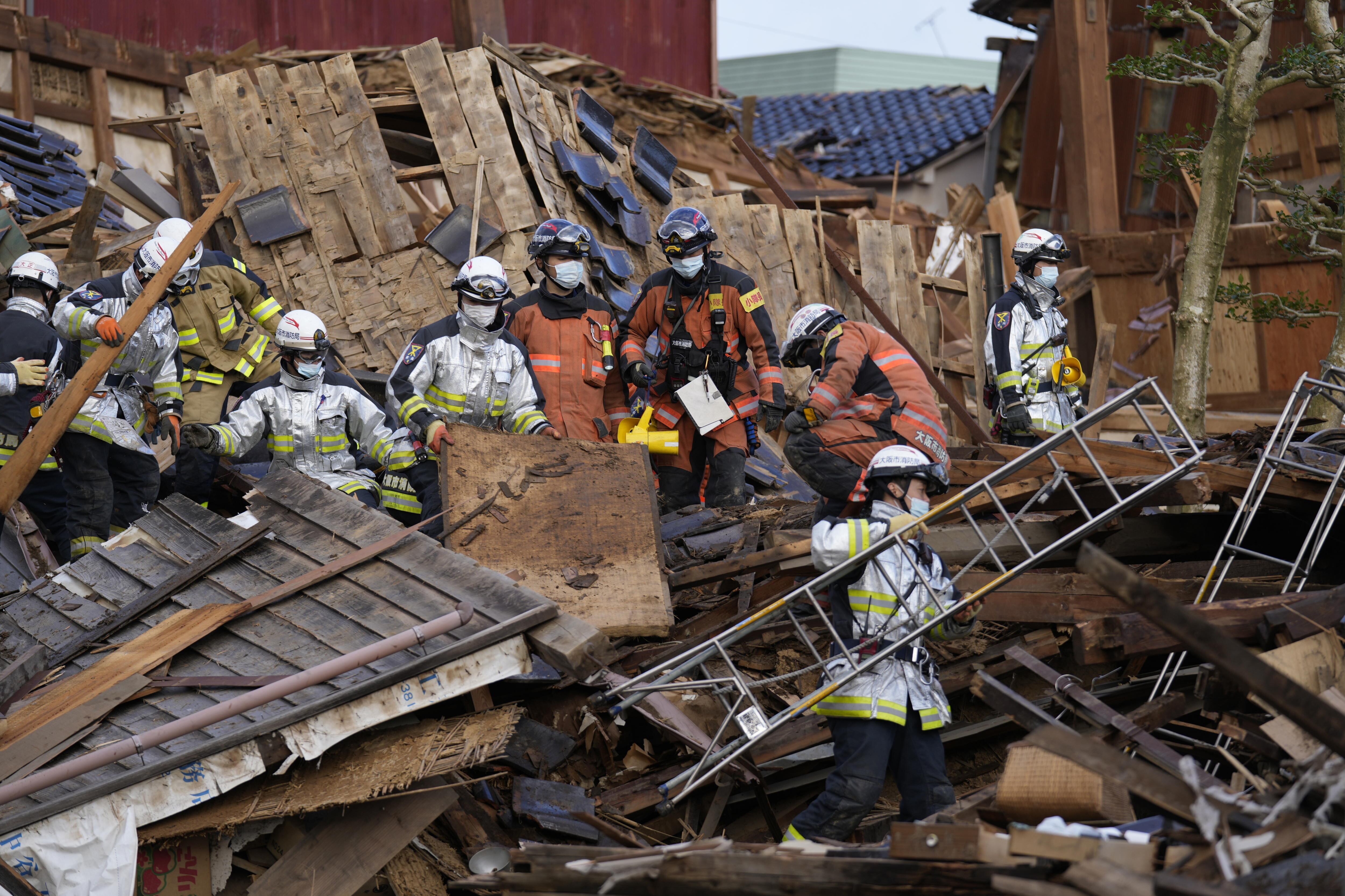 Un equipo de rescate trabaja sobre una casa derrumbada tras el terremoto del 1 de enero, en el municipio de Wajima, este viernes 5 de enero de 2024.