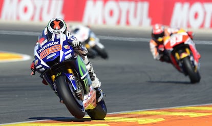 Los pilotos españoles de MotoGP de Yamaha y Repsol Honda, Jorge Lorenzo(i) y Marc Márquez, durante la sesión de calificación en vísperas del Gran Premio de Valencia.