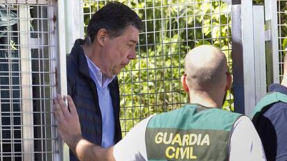 El expresidente de la Comunidad de Madrid, Ignacio Gonz&aacute;lez, saliendo el pasado viernes de la comandancia de la Guardia Civil hacia la Audiencia Nacional.