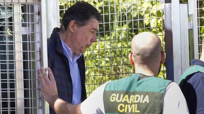 El expresidente de la Comunidad de Madrid, Ignacio González, saliendo el pasado viernes de la comandancia de la Guardia Civil hacia la Audiencia Nacional.