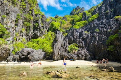 Arenales vírgenes, lagunas de aguas cris­talinas, islotes rocosos… La travesía hacia el archipiélago de Bacuit, al norte de Palawan, es una experiencia irrenunciable. Un corto trayecto desde la relajada población costera de El Nido depara una mez­cla brutal de imponentes acantilados calizos, playas de arena blanca (como Secret Beach, en la foto) y arrecifes de coral.