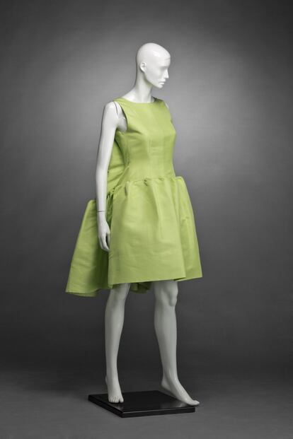 Oscar de la Renta, Primavera-Verano 2004. Vestido en shantung de seda, con tres grandes tablas a la espalda que caen desde los hombros. En este modelo, de la Renta muestra su faceta más balenciaguista. El respeto por la influencia de los grandes de la costura clásica distingue al modista como uno de los predilectos de Carmen Lomana.