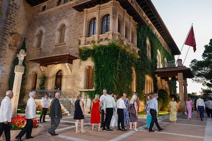 Vista del Palacio de Marivent durante el saludo a los invitados por parte de la Familia Real.
