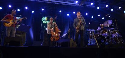 El grupo formado por cuatro grandes estrellas del Jazz, Chris Potter al saxo tenor, Dave Holland al contrabajo, Lionel Loueke a la guitarra y Eric Harland a la batería, durante el concierto de ayer en el Festival de Jazz de Vitoria-Gasteiz.
