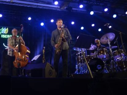 El grupo formado por cuatro grandes estrellas del Jazz, Chris Potter al saxo tenor, Dave Holland al contrabajo, Lionel Loueke a la guitarra y Eric Harland a la bater&iacute;a, durante el concierto de ayer en el Festival de Jazz de Vitoria-Gasteiz. 