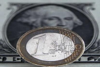 Imagen de recurso de una moneda de euro sobre un billete de dólar.
