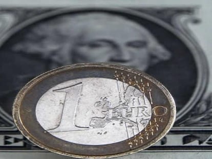 Moneda de euro y un billete de dólar