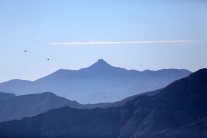 Un amante de la adrenalina disfruta del viaje en la tirolina más larga del mundo en la montaña Jebel Jais en Ras al-Khaimah (Emiratos Árabes Unidos).