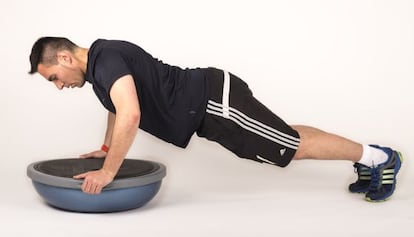 Esta fotografía corresponde al segundo movimiento del ejercicio: empujar con los brazos hasta que estén estirados.
