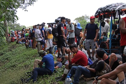 Migrantes descansan en la carretera a la altura del poblado de Huixtla, Chiapas.