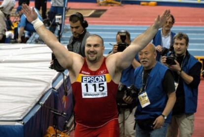 Manolo Martínez durante el Mundial en pista cubierta en Birmingham (2003), donde conquistó el oro (Foto: Federación Española de Atletismo).