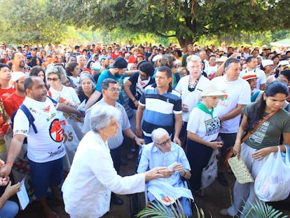 Bispo Pedro Casaldáliga cercado de fiéis.