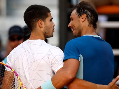 Alcaraz y Nadal se saludan al término del partido, este viernes en la Caja Mágica de Madrid.