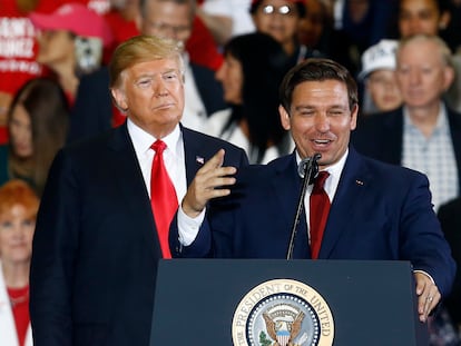 Former president Donald Trump stands behind then-gubernatorial candidate Ron DeSantis at a rally in Pensacola, Florida, in November 2018.