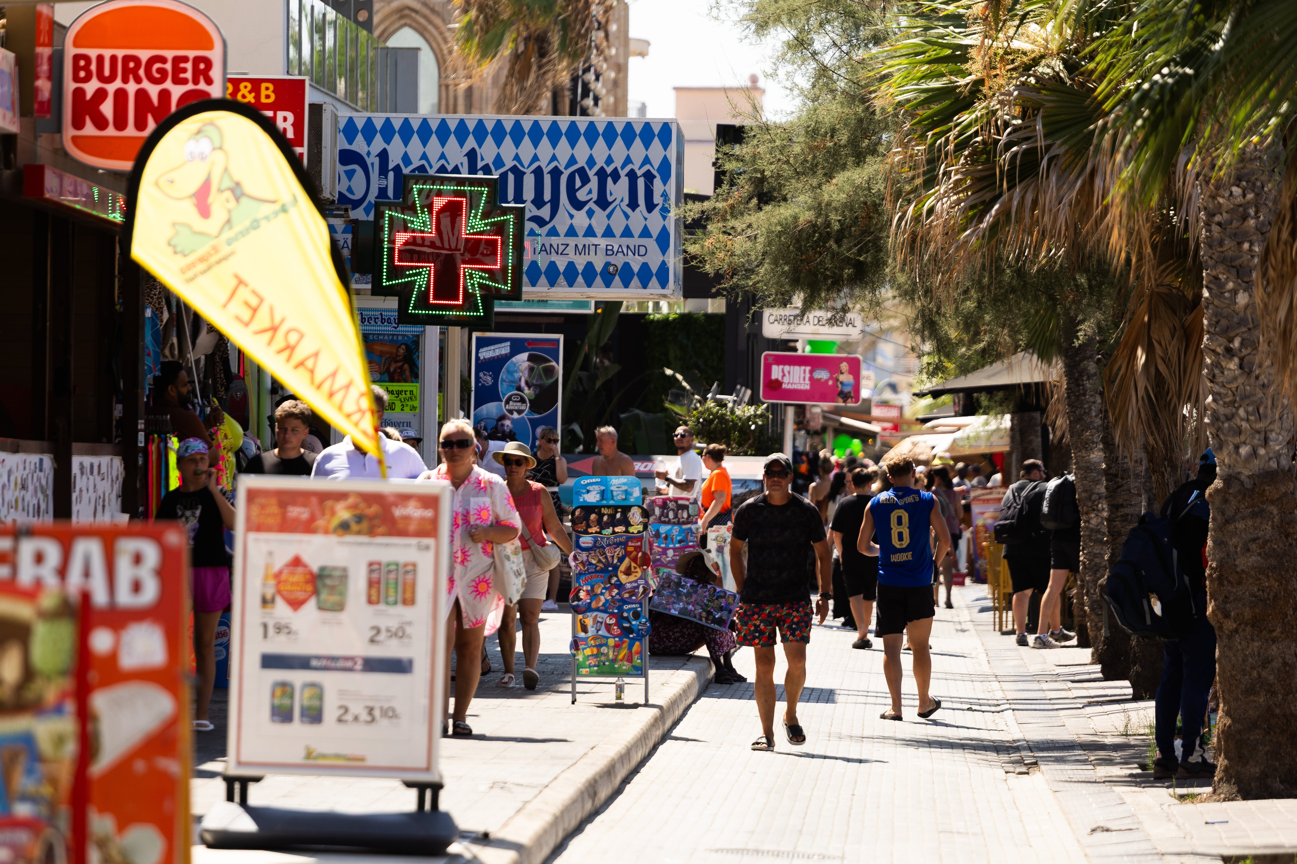Turistas alemanes en Playa de Palma, en Mallorca, este verano.