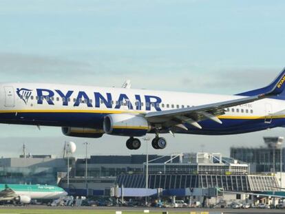 Un avión de Ryanair aterriza en el aeropuerto de Dublín (Irlanda) hoy, 28 de septiembre de 2017.