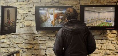 Un hombre observa fotografías de la exposición 'WC: Errealitate desberdinak. Diferentes realidades'. 
