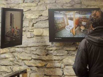 Un hombre observa fotografías de la exposición 'WC: Errealitate desberdinak. Diferentes realidades'.
