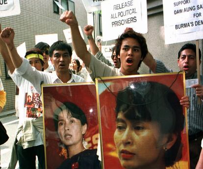 Las grandes capitales del mundo han acogido regularmente muestras de apoyo a Suu Kyi. En la imagen, una protesta en Tokyo en 1998 contra la dictadura birmana