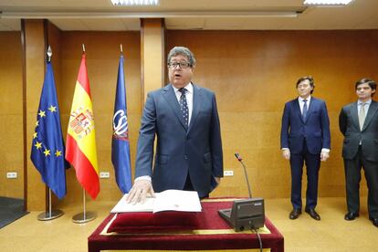 Jos&eacute; Luis Terreros promete su cargo ante el presidente del CSD y el director general de Deportes.