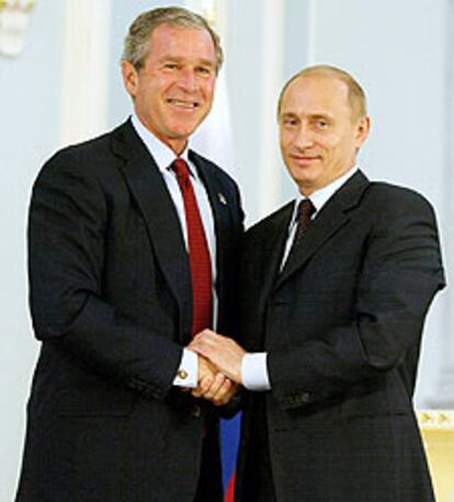 Bush y Putin posan para los fotógrafos ayer en San Petersburgo.
