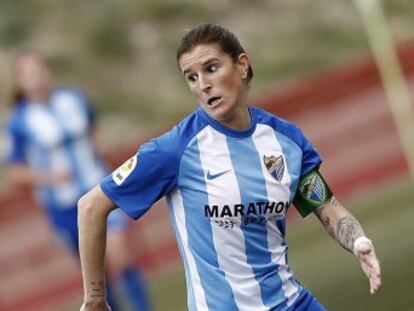 La delantera del Málaga CF Adriana Martín, de la Segunda División Femenina, marca desde el centro del campo tras el saque inicial