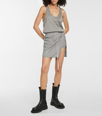 Para las que se declaran incondicionales del estilo deportivo y urbano, esta falda pantalón estilo chándal, en tejido técnico de Rick Owens se convertirá en el fondo de armario imprescindible. Antes tenía un precio de 275 euros y ahora cuesta 192.