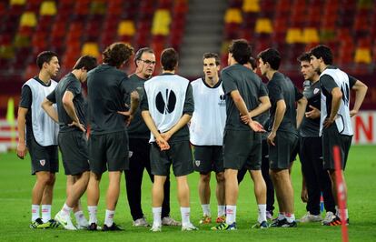 Los futbolistas del Athletic escuchan las instrucciones de Bielsa durante el entrenamiento.