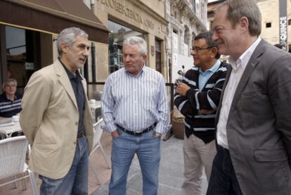 Gaspar Llamazares (a la izquierda), ayer en Oviedo con cargos públicos de IU de Asturias.