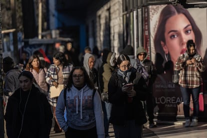 Mujeres caminan abrigadas en la zona centro de Tijuana, Baja California, en enero pasado.