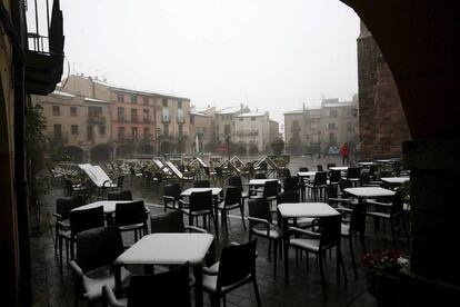 Vista de la Plaza Mayor de Prades (Tarragona) bajo una suave nevada tras el cambio de tiempo.
