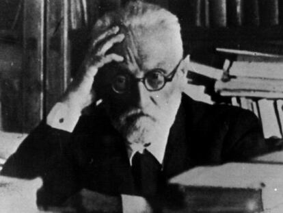 Miguel de Unamuno, en su despacho.