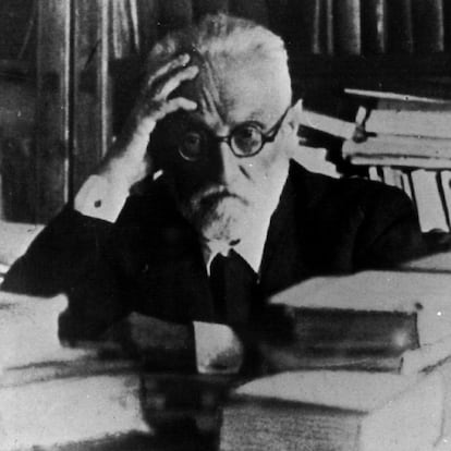 Miguel de Unamuno, en su despacho.