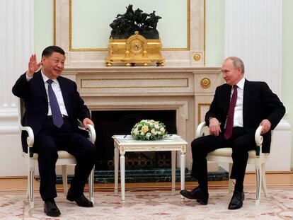 El presidente chino, Xi Jinping, a la izquierda, junto a su homólogo ruso, Vladímir Putin, durante su encuentro en Moscú este lunes.