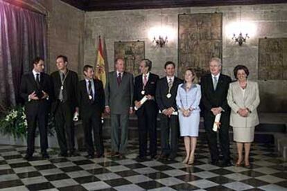 El Rey posó ayer en la Lonja de Valencia flanqueado por los galardonados y organizadores de los Premios Jaume I.