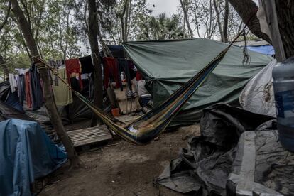 A pesar de la falta de servicios básicos como el agua y la electricidad, las familias que conforman este asentamiento sobre la frontera no quieren abandonar el lugar. Estar a unos metros de tierra estadounidense les proporciona una falsa sensación de seguridad y tranquilidad. Su meta final, que es cruzar a EE UU, parece más cercana desde allí.