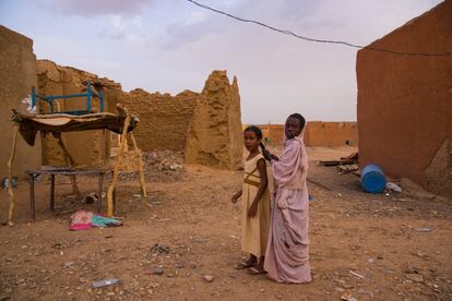 Este es el relato de un viaje al árido sur de Mauritania, un territorio nada fácil para la supervivencia. La ONG Acción contra el Hambre nos ha permitido contemplar sus actuaciones en localidades y aldeas de la zona de Nema, donde habita medio millón de personas (de los poco más de 4 millones que tiene el país). Las casas de adobe salpican la localidad; solo hay una vía asfaltada, el resto son calles de pura arena. Los puestos para vender mercancía durante el día, construidos con madera de acacia, sirven también para dormir por la noche. Por eso, el deterioro de los bosques bajos de los alrededores, colchones naturales contra la desertización, es significativo. Los niños campan a sus anchas. Si sufren malnutrición, simplemente el desplazamiento de la familia hasta un centro de salud cercano cuesta más de lo que pueden asumir. Por eso, muchos tratamientos suelen fracasar.